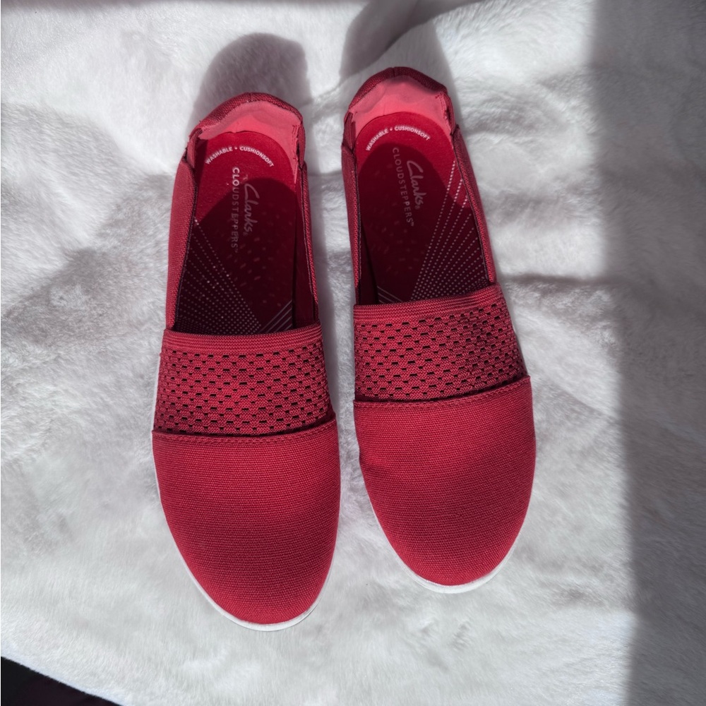 Clarks Women's Red Cloudstepper Breeze Vibe Slip-on Sneakers  Size 10